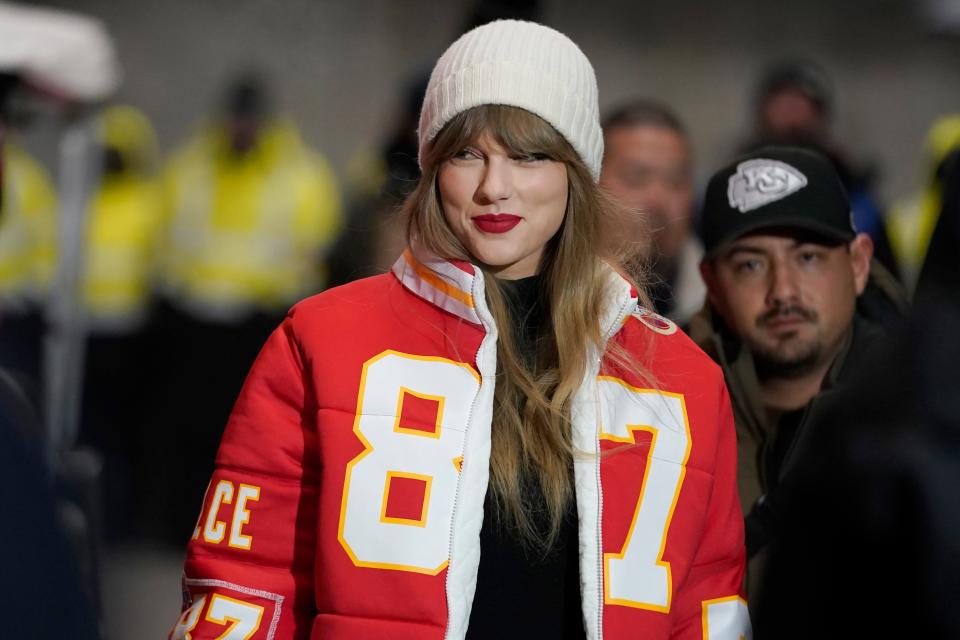 Taylor Swift wears a Kansas City Chiefs tight end Travis Kelce jacket as she arrives before an NFL wild-card playoff football game between the Chiefs and the Miami Dolphins Saturday, Jan. 13, 2024, in Kansas City, Mo. (AP Photo/Ed Zurga)