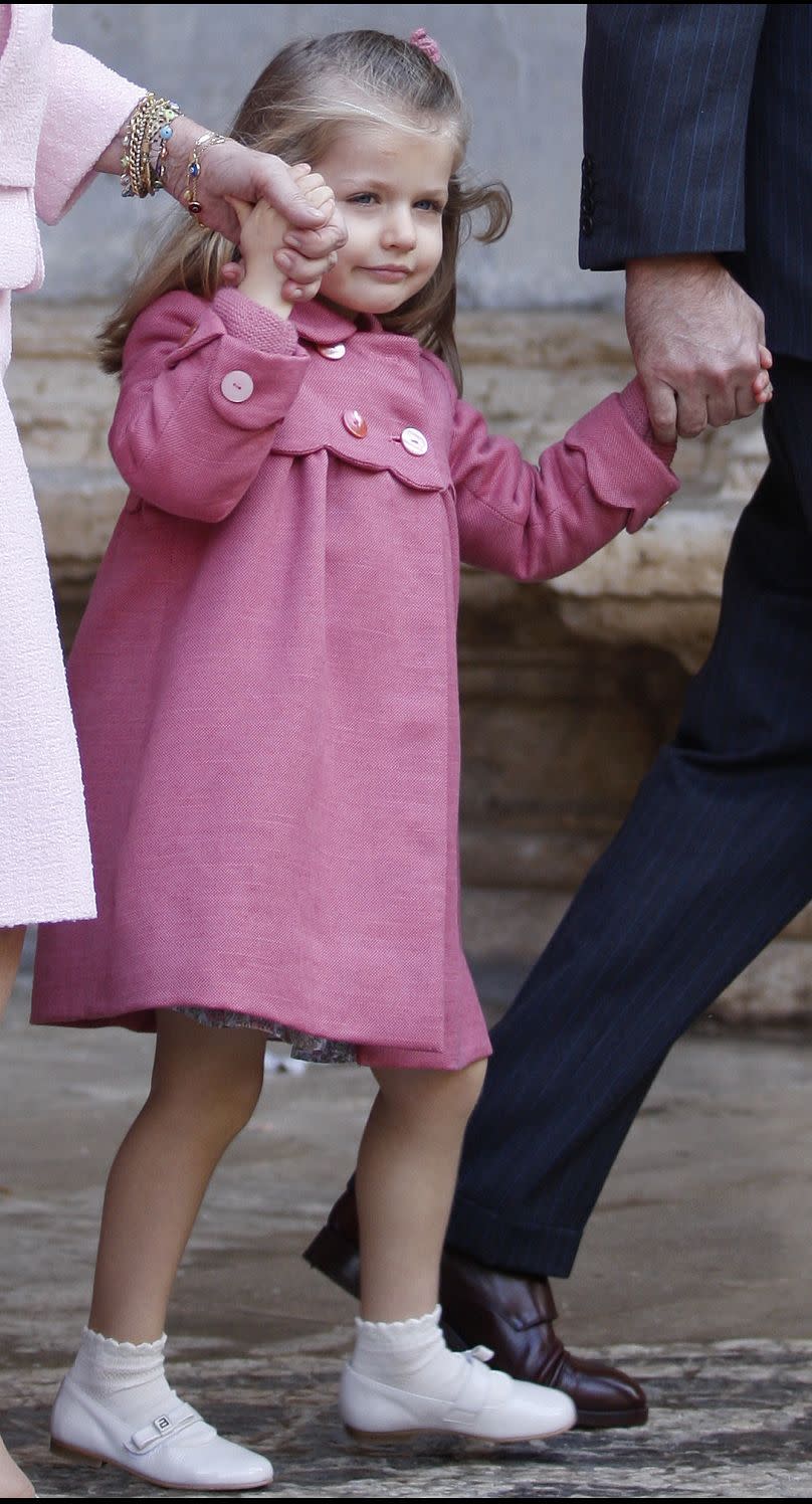 La princesa Leonor abandona la catedral de Palma de Mallorca tras una misa de Pascua, el domingo 4 de abril de 2010.