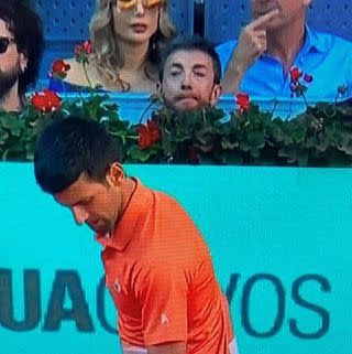 <p>El presentador ha compartido una imagen en la que aparece asomado entre las gradas intentando ver el partido de tenis de <a href="https://www.diezminutos.es/famosos-corazon/famosos-espanoles/g39935589/famosos-victoria-carlos-alcaraz/" rel="nofollow noopener" target="_blank" data-ylk="slk:Carlos Alcaraz contra Novak Djokovic" class="link ">Carlos Alcaraz contra Novak Djokovic</a>. </p><p><a href="https://www.instagram.com/p/CdSjG6_MMRH/" rel="nofollow noopener" target="_blank" data-ylk="slk:See the original post on Instagram" class="link ">See the original post on Instagram</a></p>
