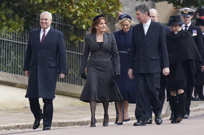 Sarah Ferguson con el príncipe Andrés en la misa por Constantino de Grecia