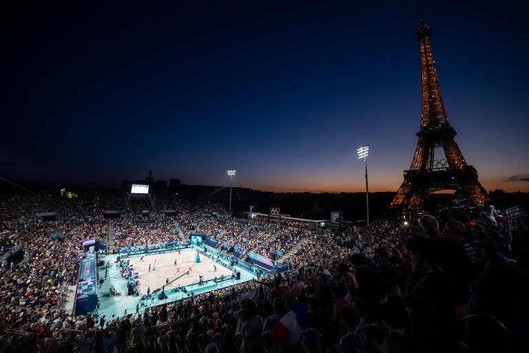 Los espectadores ven el partido de voleibol de playa femenino del grupo C entre EE. UU. y la República Checa durante los Juegos Olímpicos de París 2024 en el Estadio de la Torre Eiffel en París