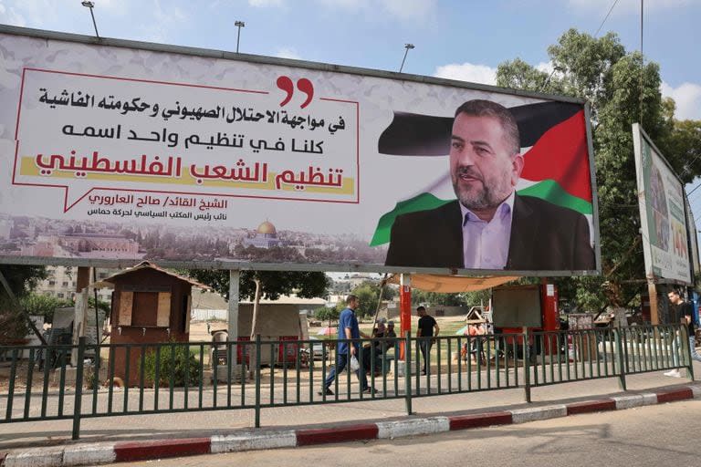 Un cartel que muestra a Saleh al-Arouri, un alto líder del movimiento palestino Hamas, aparece en la ciudad de Gaza el 28 de agosto de 2023.