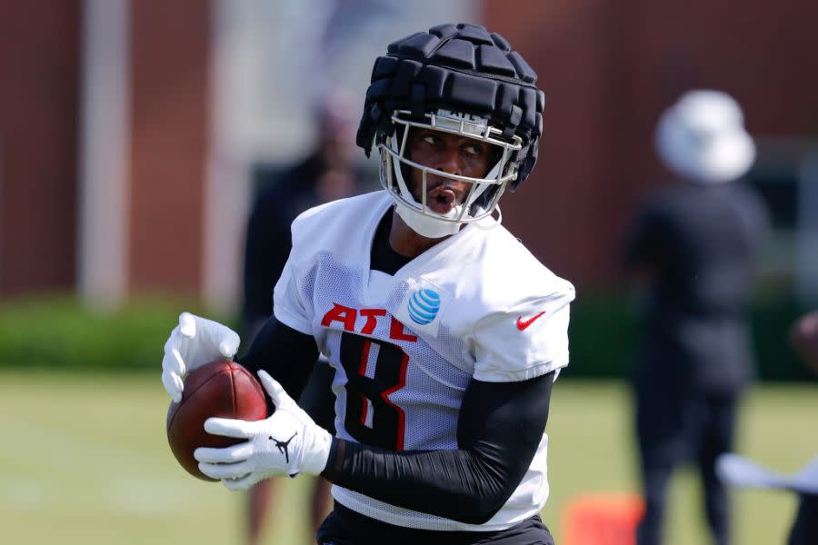 Kyle Pitts of Atlanta Falcons runs through a drill while wearing a Guardian protective helmet cap during a training camp practice on July 27, 2022 in Flowery Branch, Georgia. (Getty Images)