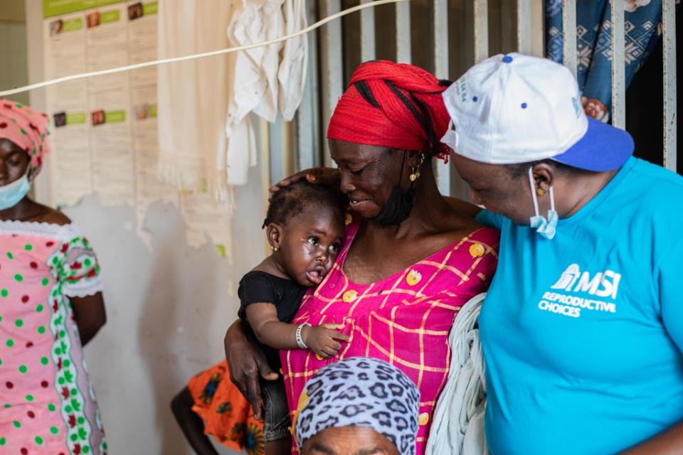 Fambaye Diallo, the outreach coordinator for the Mbour Outreach team, with a client at the Santhie public health site (Randa Osman/MSI Reproductive Choices)