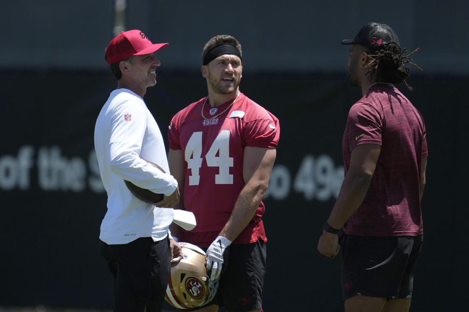 San Francisco 49ers head coach Kyle Shanahan, left, talks with fullback Kyle Juszczyk (44) and linebacker Fred Warner during NFL football practice in Santa Clara, Calif., Tuesday, May 21, 2024. (AP Photo/Jeff Chiu)
