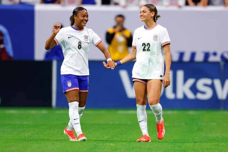 La estadounidense Jaedyn Shaw celebra su gol del sábado frente a Japón con su compañera Trinity Rodman. (Todd Kirkland)