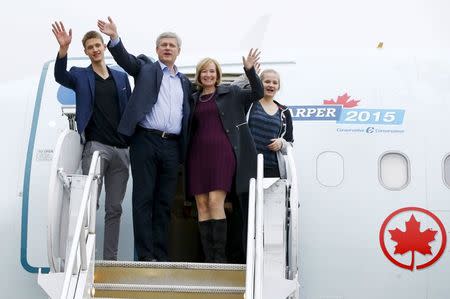 Canada's Prime Minister and Conservative leader Stephen Harper gets off his campaign plane with his wife Laureen (2nd R), son Benjamin (L), and daughter Rachel (R) in Abbotsford, British Columbia, October 18, 2015. REUTERS/Mark Blinch