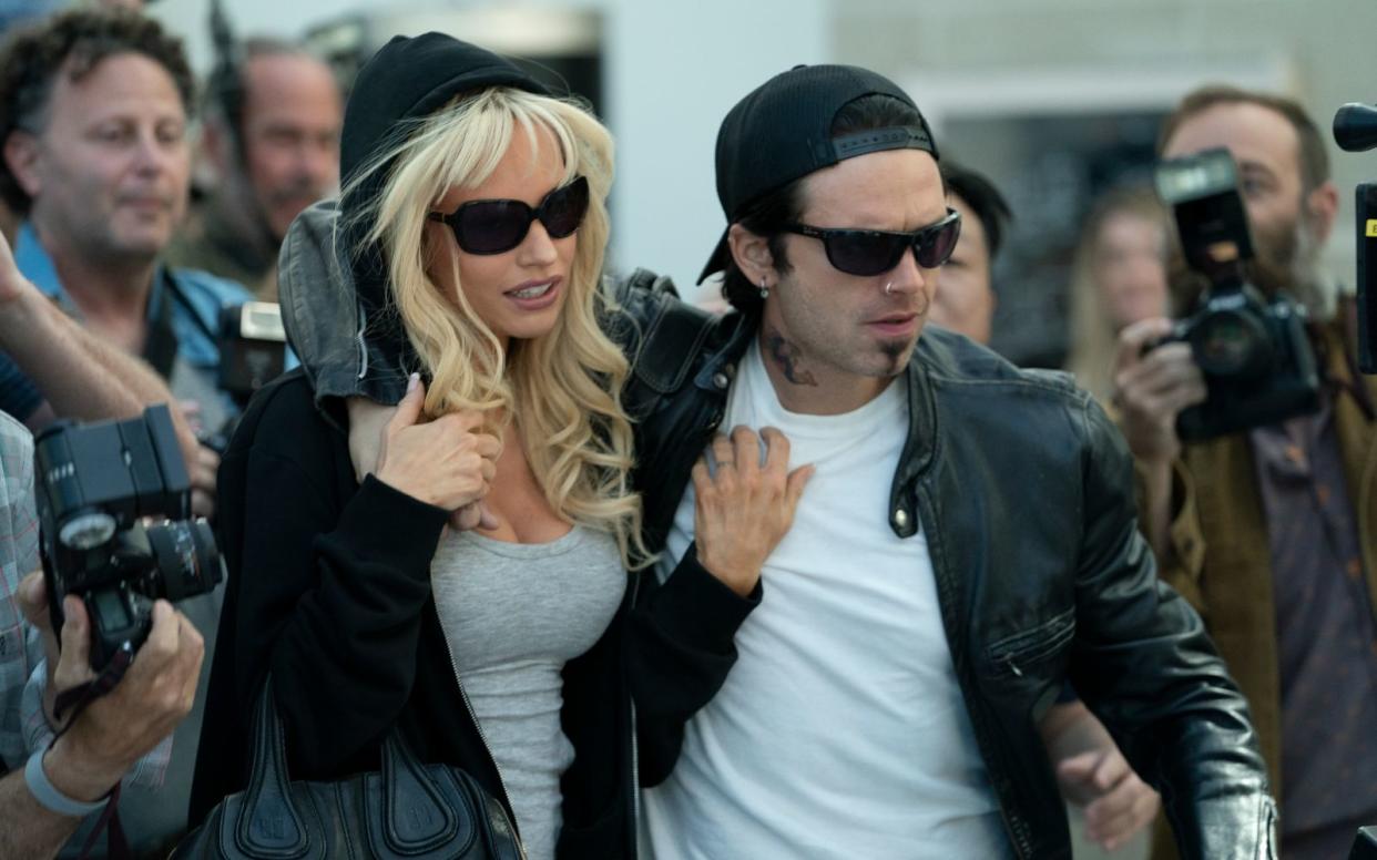 Im Zentrum des Interesses: Pamela Anderson (Lily James) und Tommy Lee (Sebastian Stan) haben nach der Veröffentlichung des Sex-Tapes keine ruhige Minute mehr. (Bild: Disney)