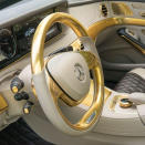 <p>Wohin bloß mit dem ganzen Gold? Ach ja, im Auto ist noch ein bisschen Platz. Dieses Schätzchen ist eins von 25 Exemplaren der „Carlson CS65 Versailles Edition“ und schlägt mit 395.000 Euro zu Buche. Dafür ist die weiße Außenlackierung der Nobelkarre aber auch mit reichlich Blattgold verziert. Mehr Protzen geht wohl nicht. (Bild: Instagram/luxworld.inc)</p>