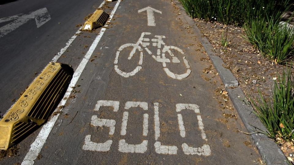 Carril de bicileta con la palabra solo.