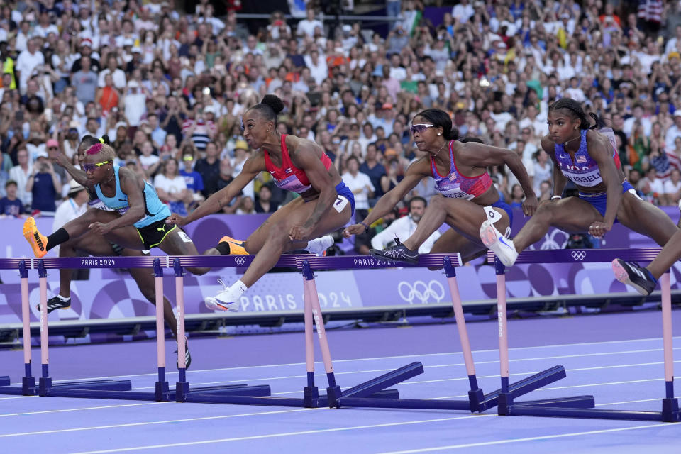 La final de los 100 metros con vallas femeninos de los Juegos Olímpicos de París, el sábado 10 de agosto de 2024, en Saint-Denis, Francia. (AP Foto/Bernat Armangue)