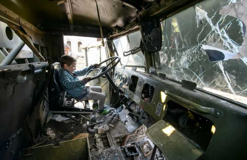 小男孩坐在軍車駕駛座上。（圖／翻攝自推特）