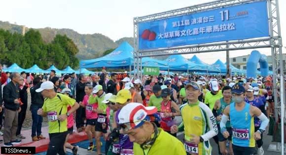 第十一屆大湖草莓文化嘉年華馬拉松吸引三千五百人十八日清晨熱情起跑。（記者江乾松攝）