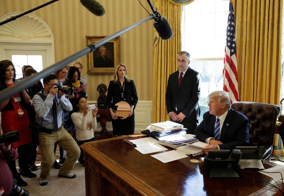 <em>Donald Trump con el CEO de Intel, Brian Krzanich, en el Despacho Oval. (Joshua Roberts/Reuters)</em>