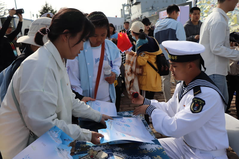 中共海軍成立75年 中共海軍成立75年，今年的活動規模雖然不大，但是 仍有許多中國民眾在艦艇開放日前往參觀。圖為中國 小朋友向中共海軍索取印章。 中央社記者呂佳蓉青島攝 113年4月21日 