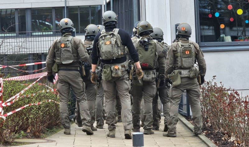 Special forces are deployed at a school. Several pupils have been injured at a school in Wuppertal. A suspect has been arrested, said a police spokesman in Düsseldorf. The police were on the scene with large numbers of officers. -/Pressefoto Otte/dpa