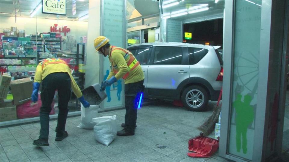 飆車闖紅燈！　無辜車遭撞進超商衰！　無辜女客人骨折動彈不得