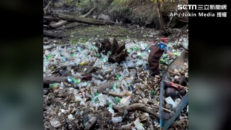 Daniel發現１條河流上竟布滿了數千個寶特瓶及垃圾（圖／AP/Jukin Media 授權）