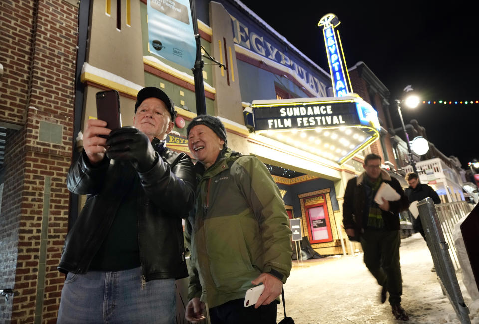 Kenneth Baran, izquierda, y Clement Chen posan para una selfie fuera del Egyptian Theatre antes del comienzo del Festival de Cine de Sundance el miércoles 17 de enero de 2024, en Park City, Utah. El Festival de Cine de Sundance se realizará del 18 al 28 de enero en Park City y Salt Lake City, Utah. (Foto AP/Chris Pizzello)