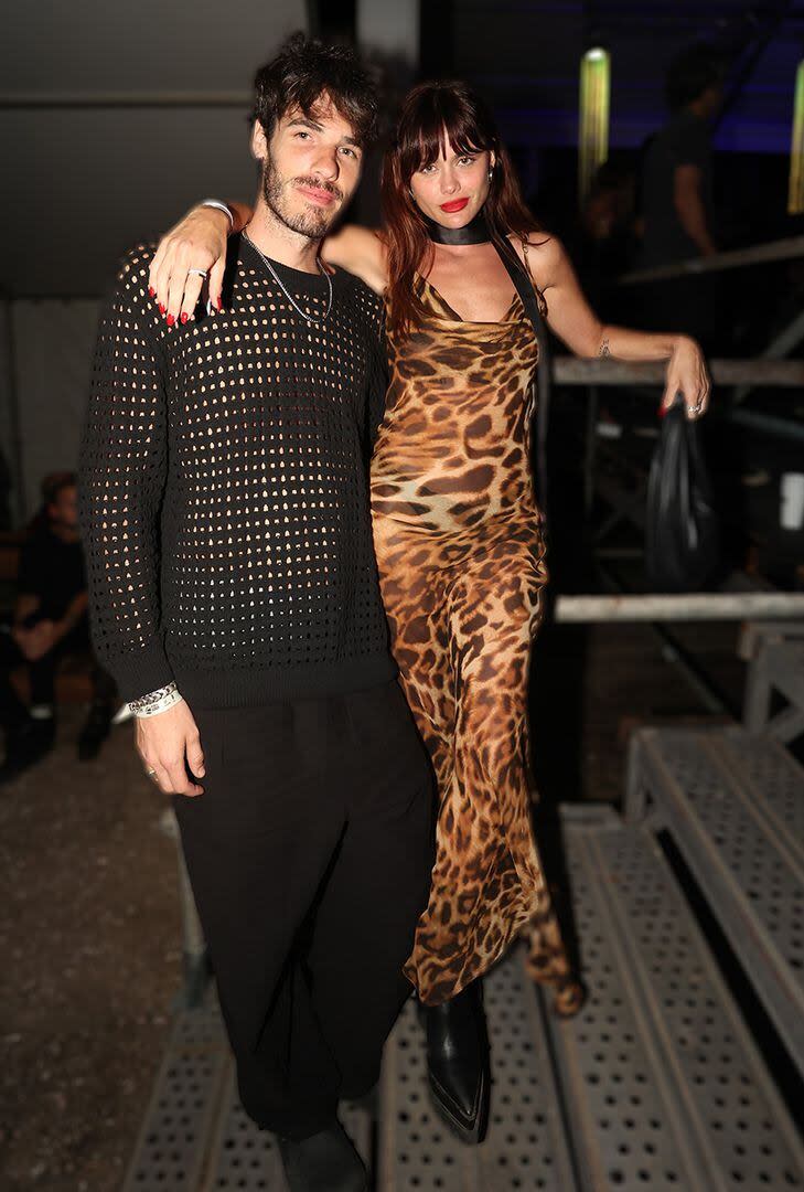 Manu Desrets y Victoria Saravia no quisieron perderse del gran evento. Para la ocasión, él llevó un sweater tipo red con pantalones negros, mientras ella optó por un fresco vestido en animal print 