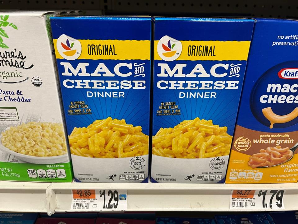 In einem Giant-Lebensmittelgeschäft in Washington, DC, stehen Kartons mit Mac and Cheese auf einem Regal.