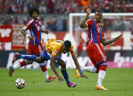 Bayern Munich's Jerome Boateng watches as Hertha Berlin's Salomon Kalou (L) stumbles during their German Bundesliga first division soccer match in Munich April 25, 2015 REUTERS/Kai Pfaffenbach