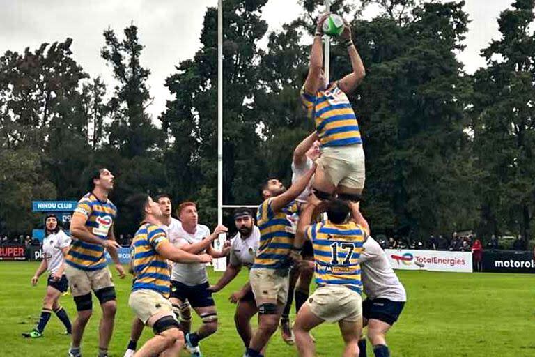 Hindú gana un line-out, pero no la tuvo nada fácil frente a Regatas Bella Vista: el club recientemente ascendido le ganaba, y en Don Torcuarto, hasta la última jugada en su segundo partido desde que volvió al Top 12.