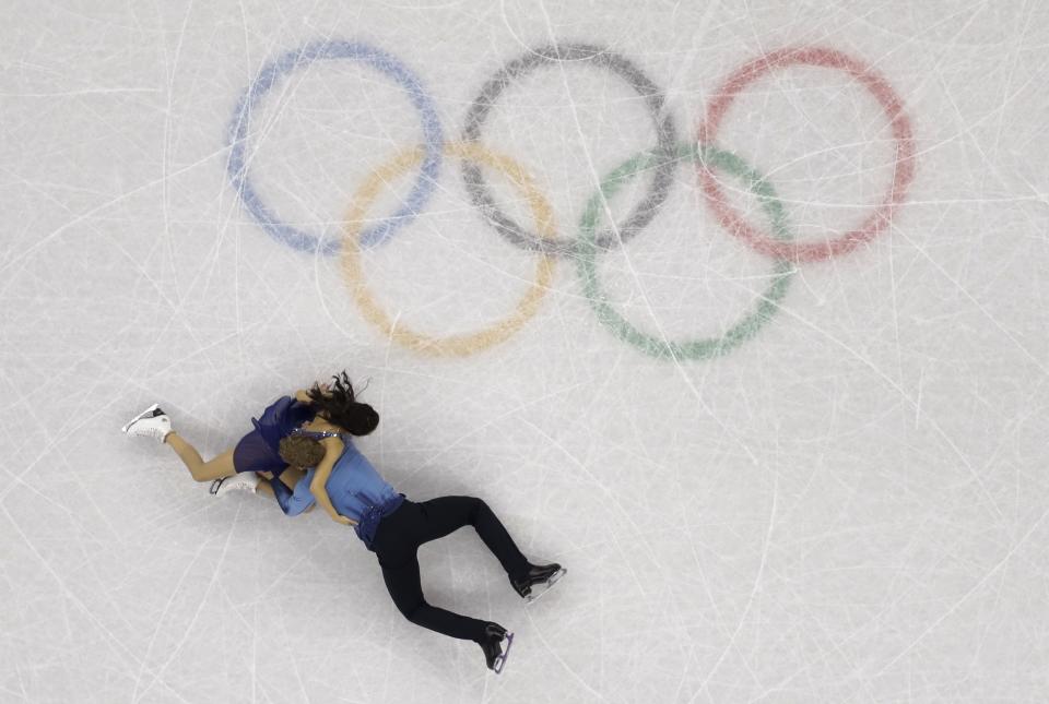 <p>Madison Chock and Evan Bates of the United States fall during the ice dance, free dance figure skating final in the Gangneung Ice Arena at the 2018 Winter Olympics in Gangneung, South Korea, Tuesday, Feb. 20, 2018. (AP Photo/Morry Gash) </p>