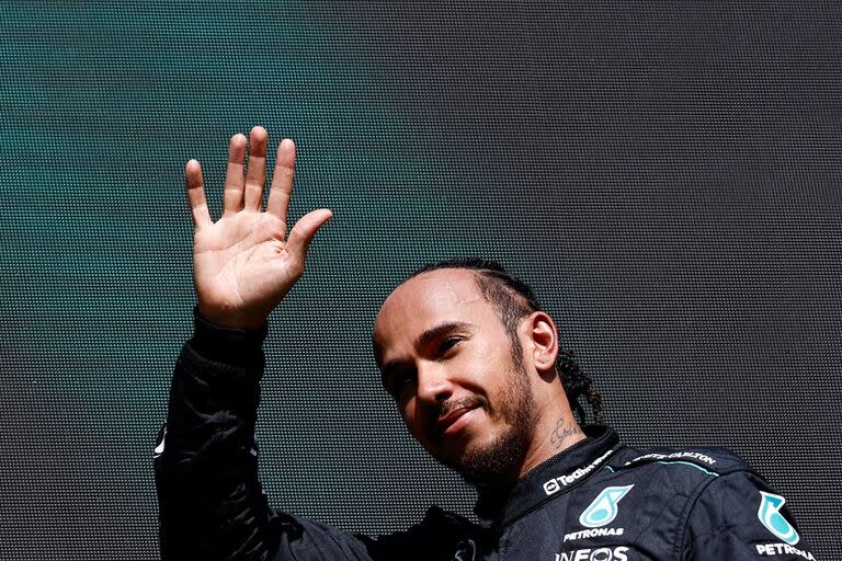 El saludo de Lewis Hamilton en el podio, cuando todavía no se conocía la descalificación de su compañero George Russell; el séptuple campeón sumó su segundo triunfo en el año y estiró a 105 el récord en la Fórmula 1