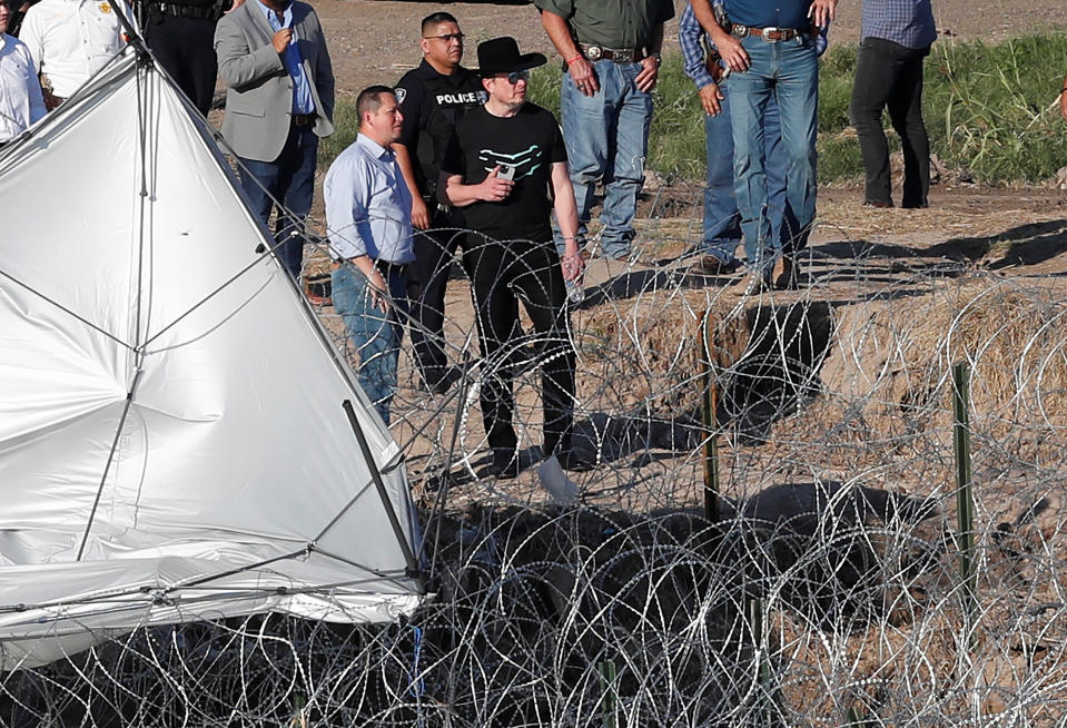 Elon Musk observa el río Grande durante una visita a Eagle Pass, Texas, EE. UU., mientras los migrantes continúan cruzando a los EE. UU. para buscar asilo, visto desde Piedras Negras, México. Septiembre 28, 2023. REUTERS/Daniel Becerril