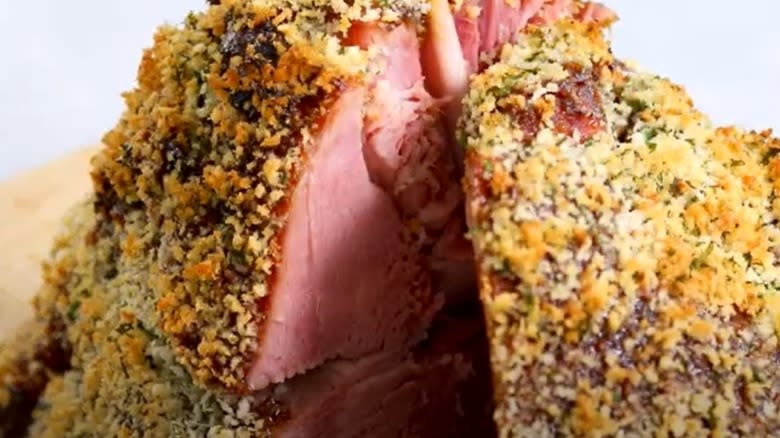 Breadcrumb crust baked ham 