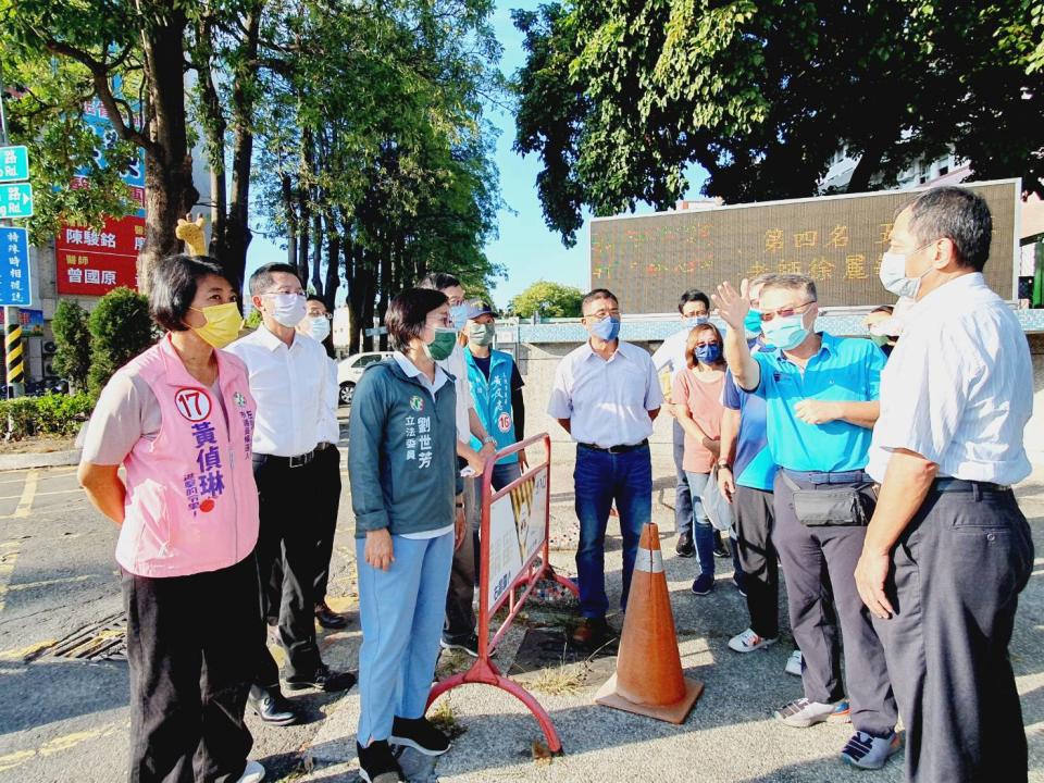 黃偵琳(左一)陪同會勘後昌路人行環境改善工程。   圖：黃偵琳競總提供