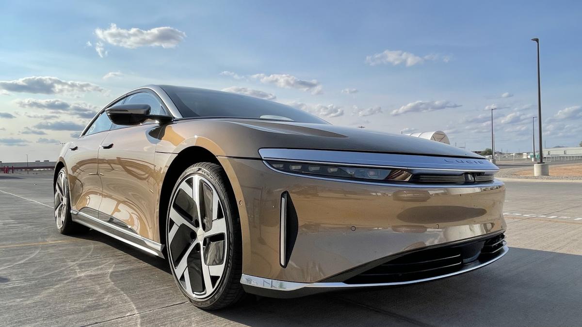 Lucid Motors намалява хиляди долари от цената на своите най-достъпни