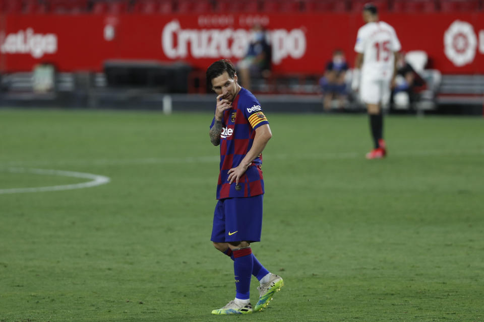 El argentino Lionel Messi, del Barcelona, hace un gesto durante un partido de La Liga española ante el Sevilla, disputado el viernes 19 de junio de 2020 (AP Foto/Ángel Fernández)