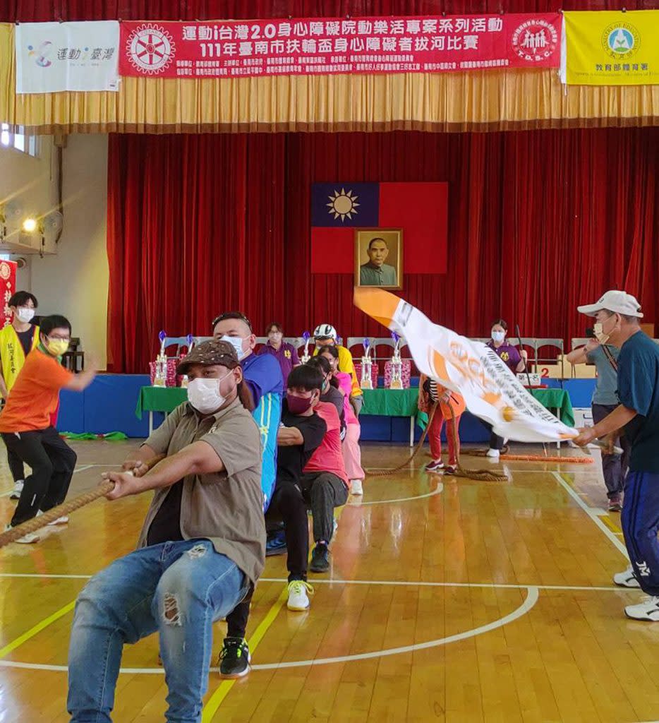 一一一年台南市扶輪盃身心障礙者拔河比賽一日在延平國中延平館競技。（記者陳治交攝）