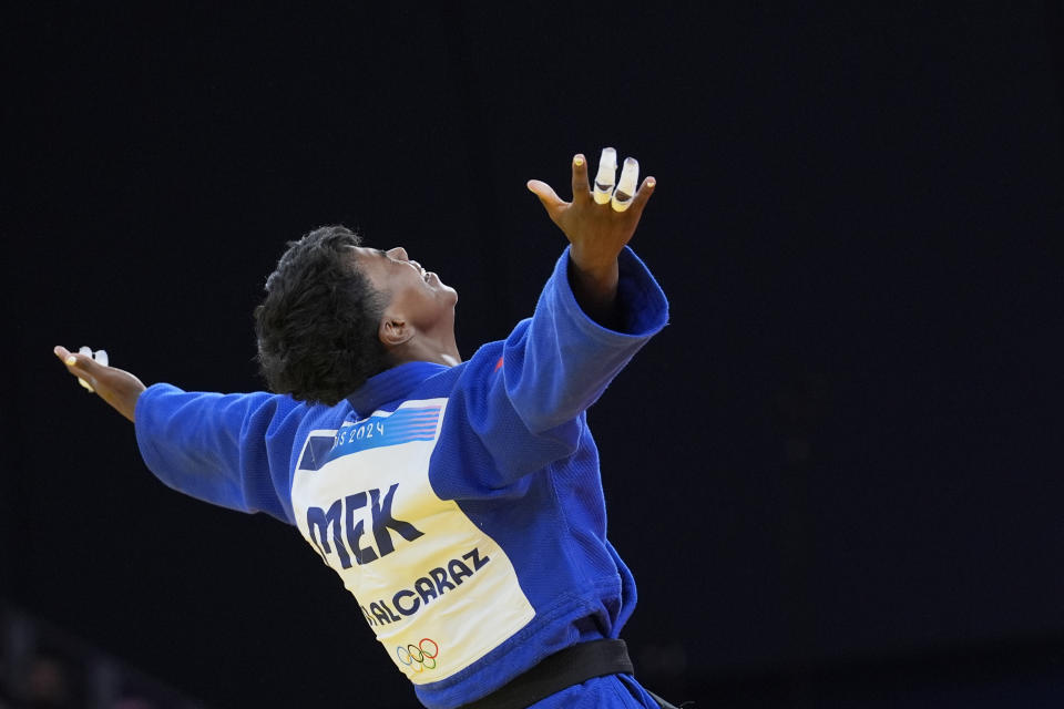 Prisca Awiti, judoca mexicana, festeja tras derrotar a la croata Katarina Kristo en la semifinal de menos de 63 kilogramos de los Juegos Olímpicos, disputada en el Campo de Marte, en París, el martes 30 de julio de 2024 (AP Foto/Eugene Hoshiko)