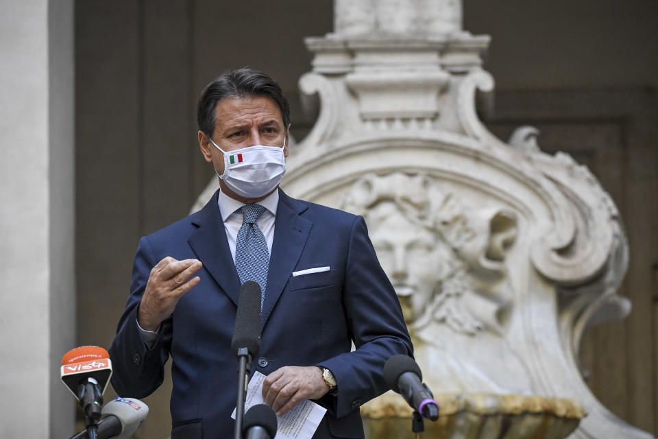 In poche settimane cresce in maniera preoccupante la curva epidemiologica. È arrivata la preannunciata seconda ondata. Il 7 ottobre si contano 3.678 nuovi casi in Italia. Il Presidente del Consiglio Giuseppe Conte vara un nuovo dpcm in cui proroga lo stato di emergenza fino al 31 gennaio 2021. Inoltre, viene ripristinato l'obbligo di indossare la mascherina in qualsiasi luogo e a qualunque ora. Un nuovo decreto, del 13 ottobre, pone altre limitazioni, soprattutto per ristoranti e bar. Il 14 ottobre, si registrano 7.332 nuovi casi, il picco più alto dal 21 marzo. (Photo by Antonio Masiello#POOL/Alberto Lingria / POOL via Getty Images)