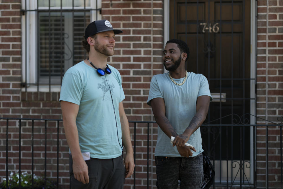 En esta imagen proporcionada por Netflix el director Ricky Staub, izquierda, y Jharrel Jerome en el plató de "Concrete Cowboys". (Jessica Kourkounis/Netflix via AP)