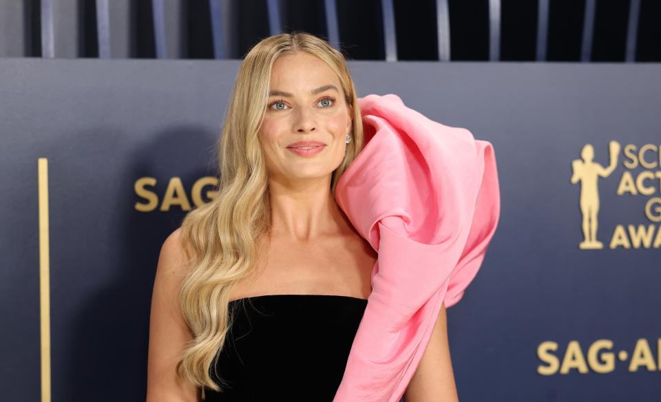 Margot Robbie at the 2024 SAG Awards wearing Chanel Rouge Coco Baume lip colors.