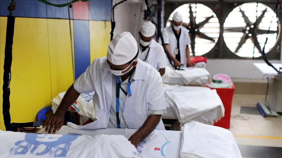 Mitarbeiter einer Textilfabrik in Tongi, einem Vorort von Dhaka in Bangladesch.  Foto: Tim Brakemeier