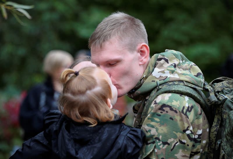 Un reservista ruso se despide de sus familiares antes de partir hacia una base en el curso de una movilización parcial de tropas, destinada a apoyar la campaña militar del país en Ucrania, en la ciudad de Volzhsky en la región de Volgogrado, Rusia