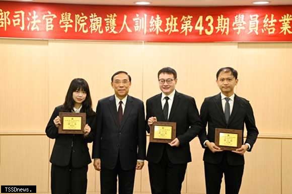 法務部長蔡清祥（左二）主持司法官學院觀護人訓練班第43期結業典禮，並與獲頒獎表揚學員合影。（圖：法務部提供）