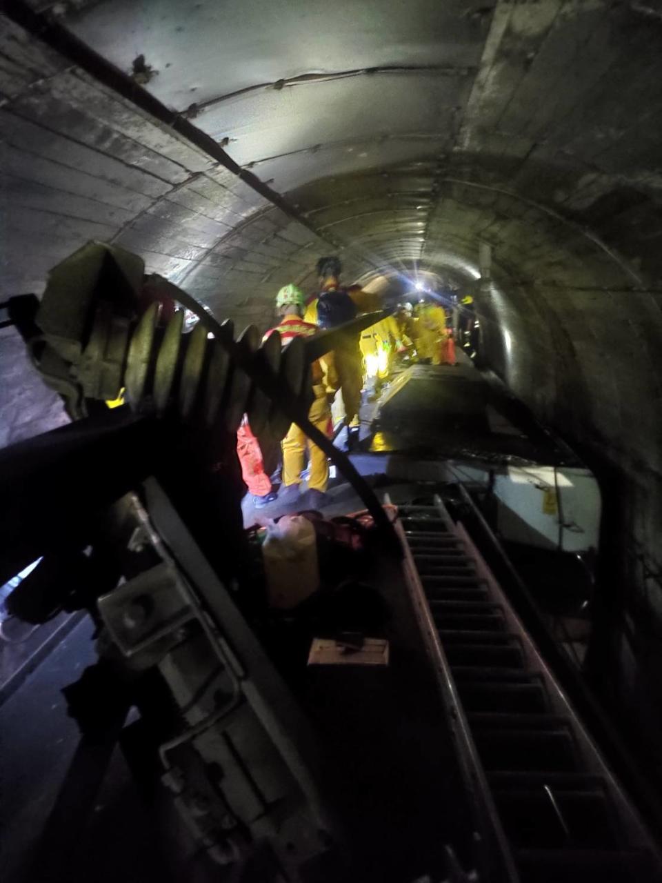 台鐵太魯閣列車2日發生脫軌事故，導致嚴重傷亡。   圖 : 紅十字會提供