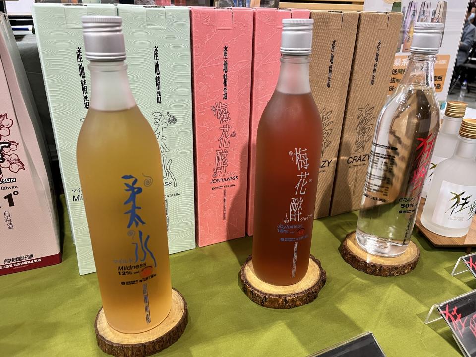 「柔水」梅酒（左1）囊括布魯塞爾世界酒類競賽、農村美酒雙料金牌。（攝影／游昇俯）