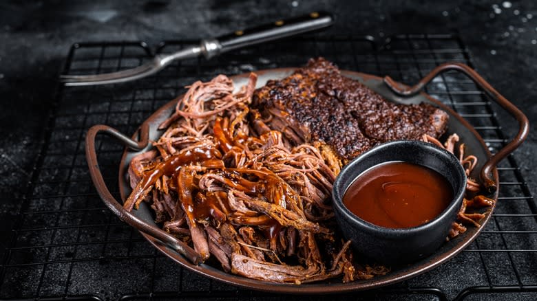 Slow-cooked pork with barbecue sauce