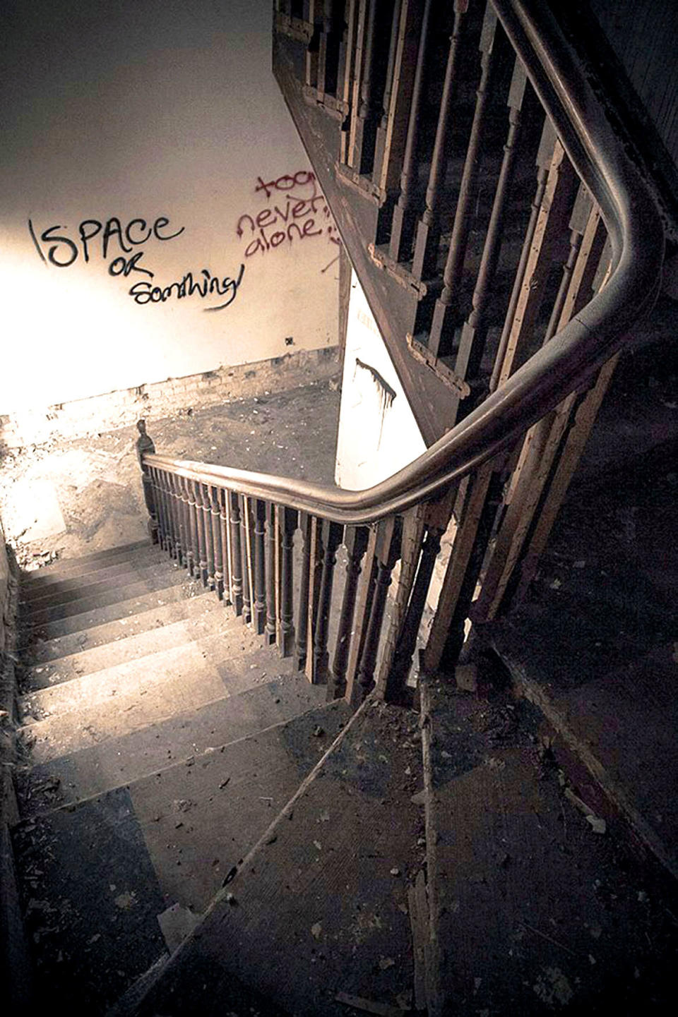 <p>A view of one of the staircases inside Rauceby, an abandoned mental asylum in Lincolnshire. (Photo: Simon Robson/Caters News) </p>