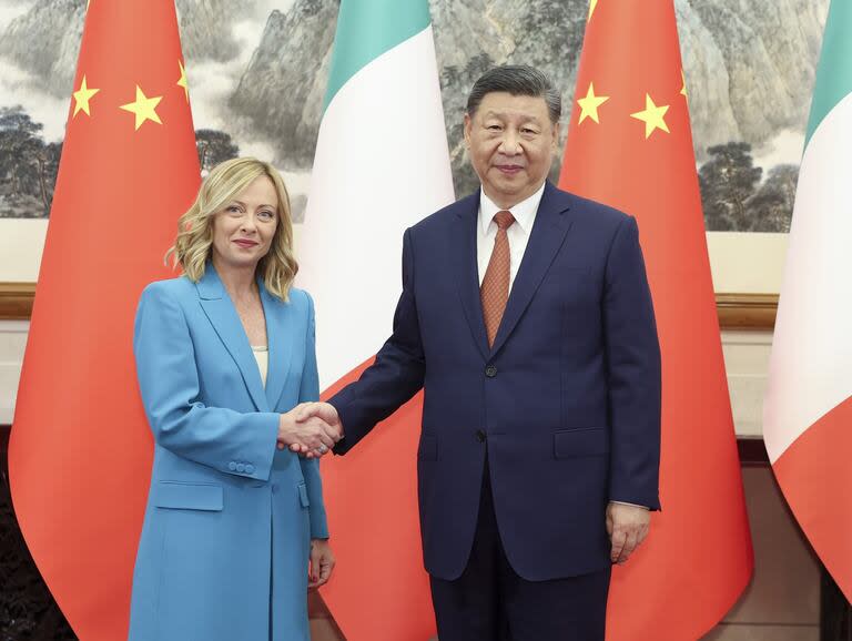 El presidente chino, Xi Jinping, se reúne con la primera ministra italiana, Giorgia Meloni, quien se encuentra en una visita oficial a China, en la Residencia de Huéspedes de Estado Diaoyutai, en Pekín, el 29 de julio de 2024. (Xinhua/Ding Haitao) 
