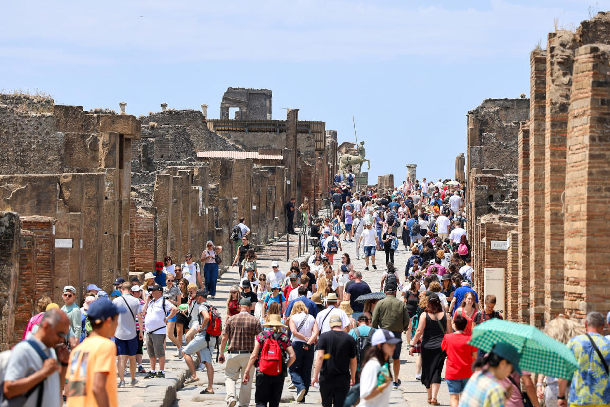 Pompeii'nin ana caddesindeki turist kalabalığı (Marco Contile/Lightrocket, Getty Images aracılığıyla)