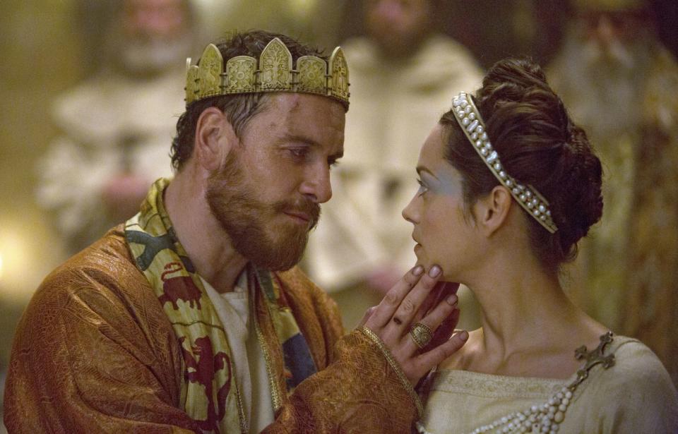 Mit Michael Fassbender als gebrochenem Königsmörder und Marion Cotillard als dessen Ehefrau begeisterte Justin Kurzels "Macbeth". Das Paar trauert um sein verlorenes Kind, die Krone scheint das Einzige zu sein, an dem es sich festhalten kann. Genauso wie Hollywood an dem berühmten Stoff festhält, denn bei der Produktion von 2015 handelte es sich bei Weitem nicht um die erste "Macbeth"-Umsetzung ... (Bild: Studiocanal)