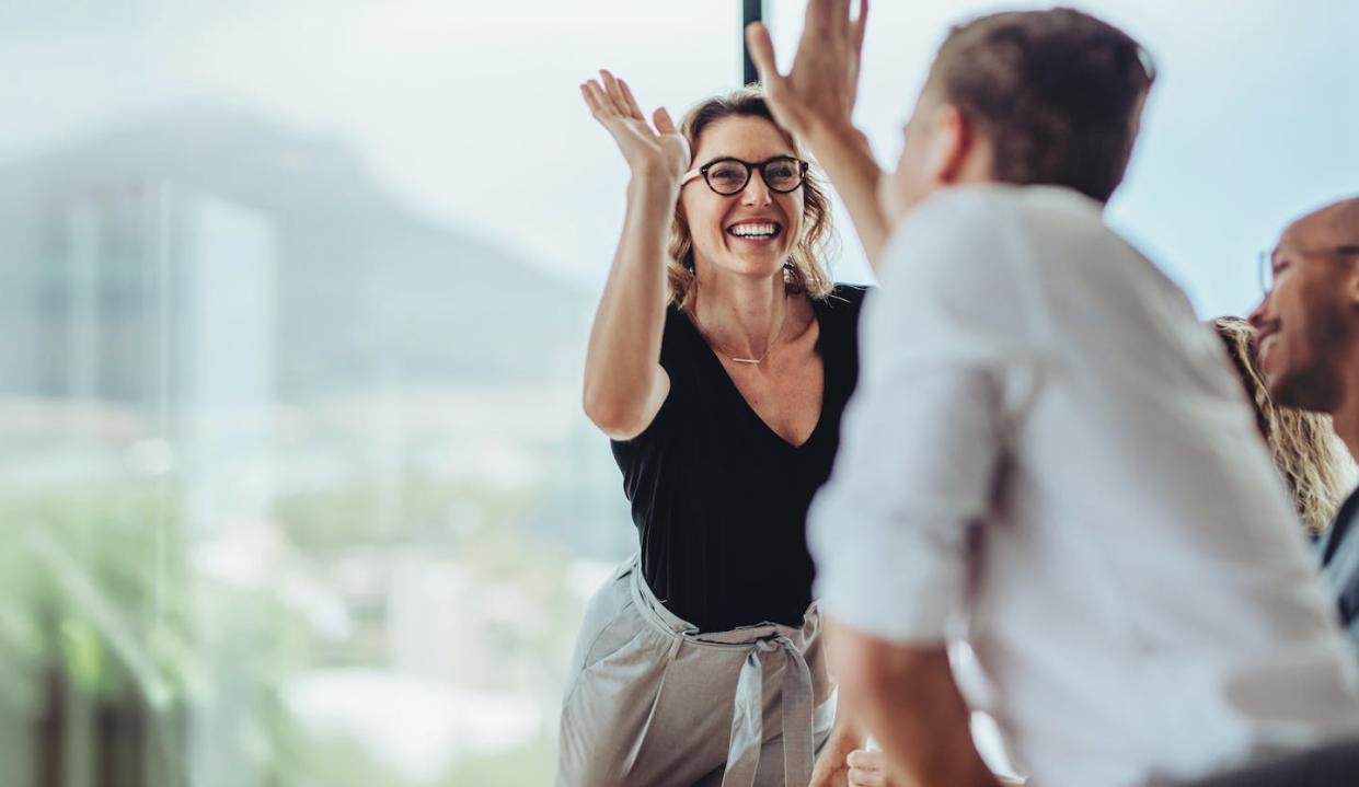 <a href="https://www.shutterstock.com/es/image-photo/businesswoman-giving-high-five-male-colleague-2226244055" rel="nofollow noopener" target="_blank" data-ylk="slk:Jacob Lund/Shutterstock;elm:context_link;itc:0;sec:content-canvas" class="link ">Jacob Lund/Shutterstock</a>